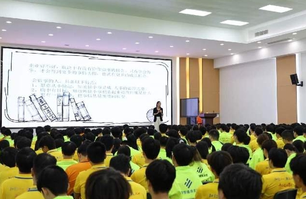 职场进阶的隐形规则：从埋头苦干到被看见的智慧