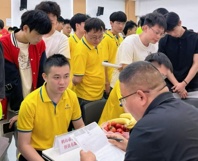 青华模具学校招聘会现场：看见职业教育如何为学员注入底气