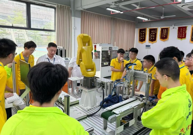 学PLC自动化编程为什么首选青华？靠谱实训，高薪赛道稳入行！