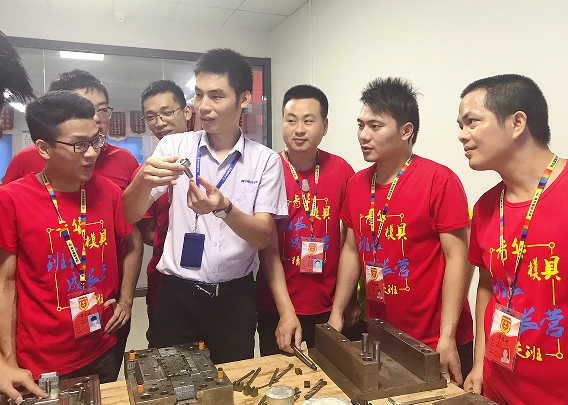 从钳工到模具设计工程师：他用 3 个月，换了一种人生活法