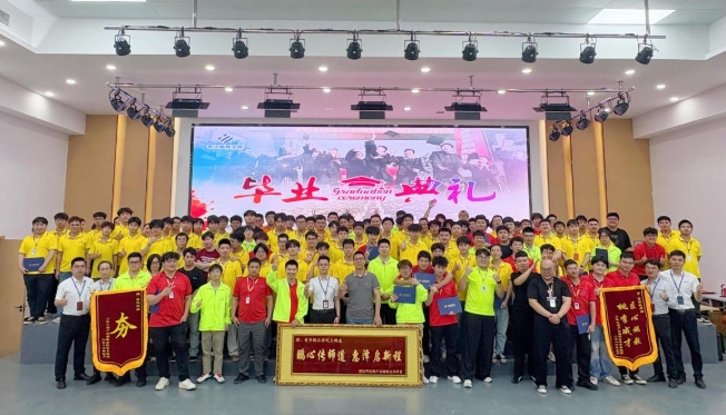 喜报｜操机转编程，起步即巅峰！龙同学拿下大厂 10500 元 offer