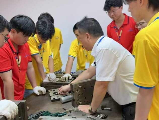 做了 10 年五金模具，你以为人生就只能这样了？