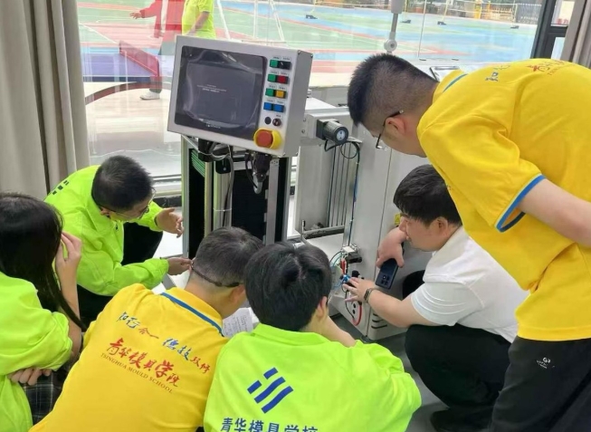 2026 年，为什么应届生、转行小白都在抢着学模具设计 / CNC 编程