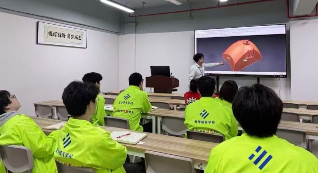 19岁中专生逆袭！零基础学UG+PM直接拿下7k编程岗！