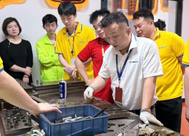 青华老学员深耕比亚迪，每月定点到访青华模具学校开展常态化招聘
