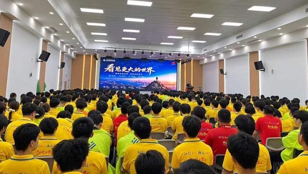 大咖引路赋能成长｜聆听华为张总寄语，青华学子看见更大的世界
