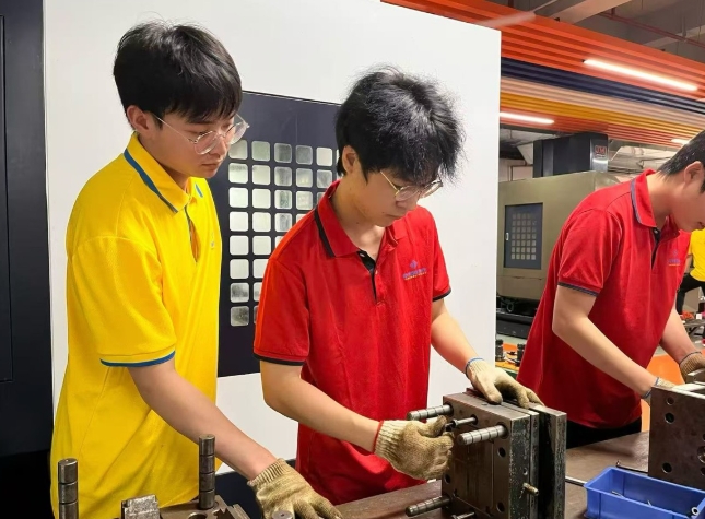 模具学习别死啃图纸！车间实景拆模课，看懂真实模具结构