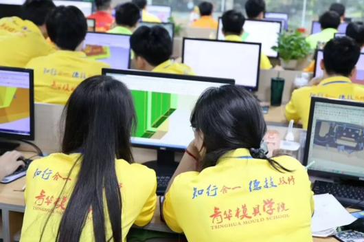 为什么越来越多大学生毕业后，重新学技术？