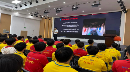 筑牢安全防线！青华开展校园消防安全培训