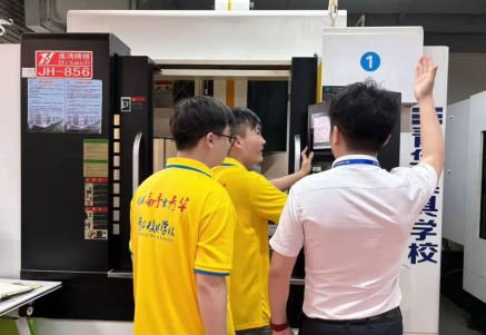 以真机实训资源为基石，夯实技术操作能力