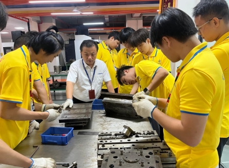 青华模具学校实操教学｜五金模具拆装实训，夯实学员岗位实战能力