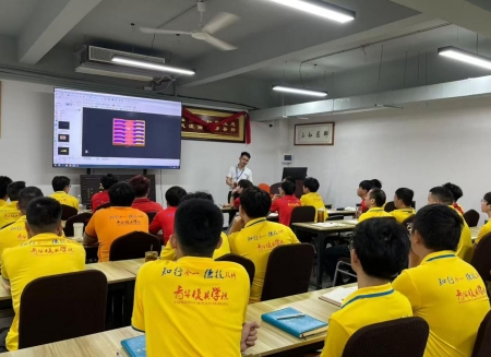 同样 20 岁，进厂流水线 VS 学 CNC 编程差距有多大
