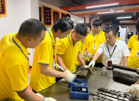同样学五金模具设计，为什么青华学员上岗更快？
