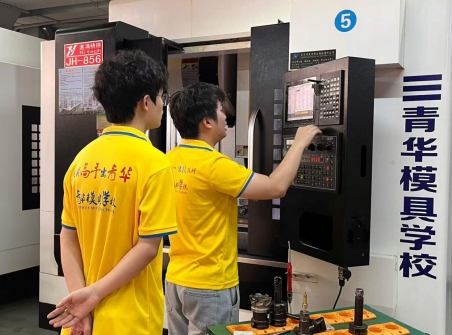 实训现场实拍｜技术练在手上，本领落在岗位！青华编程专业硬核实训进行中