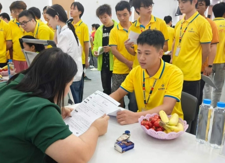 青华校内招聘会火热开启｜教学过硬、就业兜底，学技术真的不愁出路