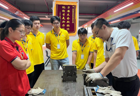 课堂实景｜沉浸式模具拆装实训，吃透真实模具结构