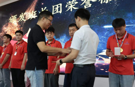 精英班长团授徽仪式｜一枚徽章，见证从学员到引领者的蜕变
