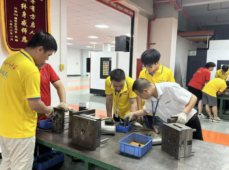 纸上得来终觉浅！模具课堂搬进实训车间，亲手拆装读懂模具结构